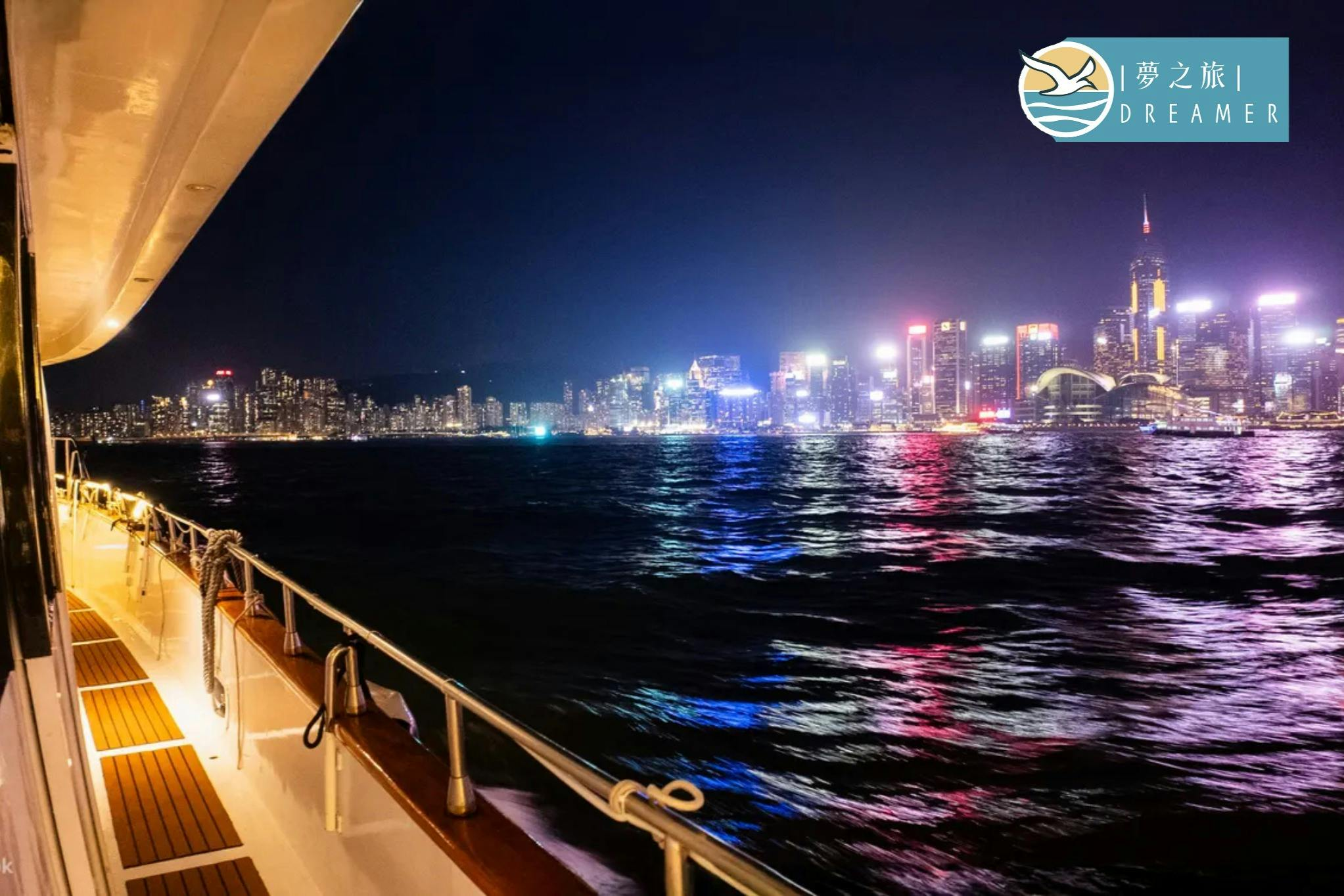Hong Kong Victoria Harbour: Night Cruise with Unlimited Snacks